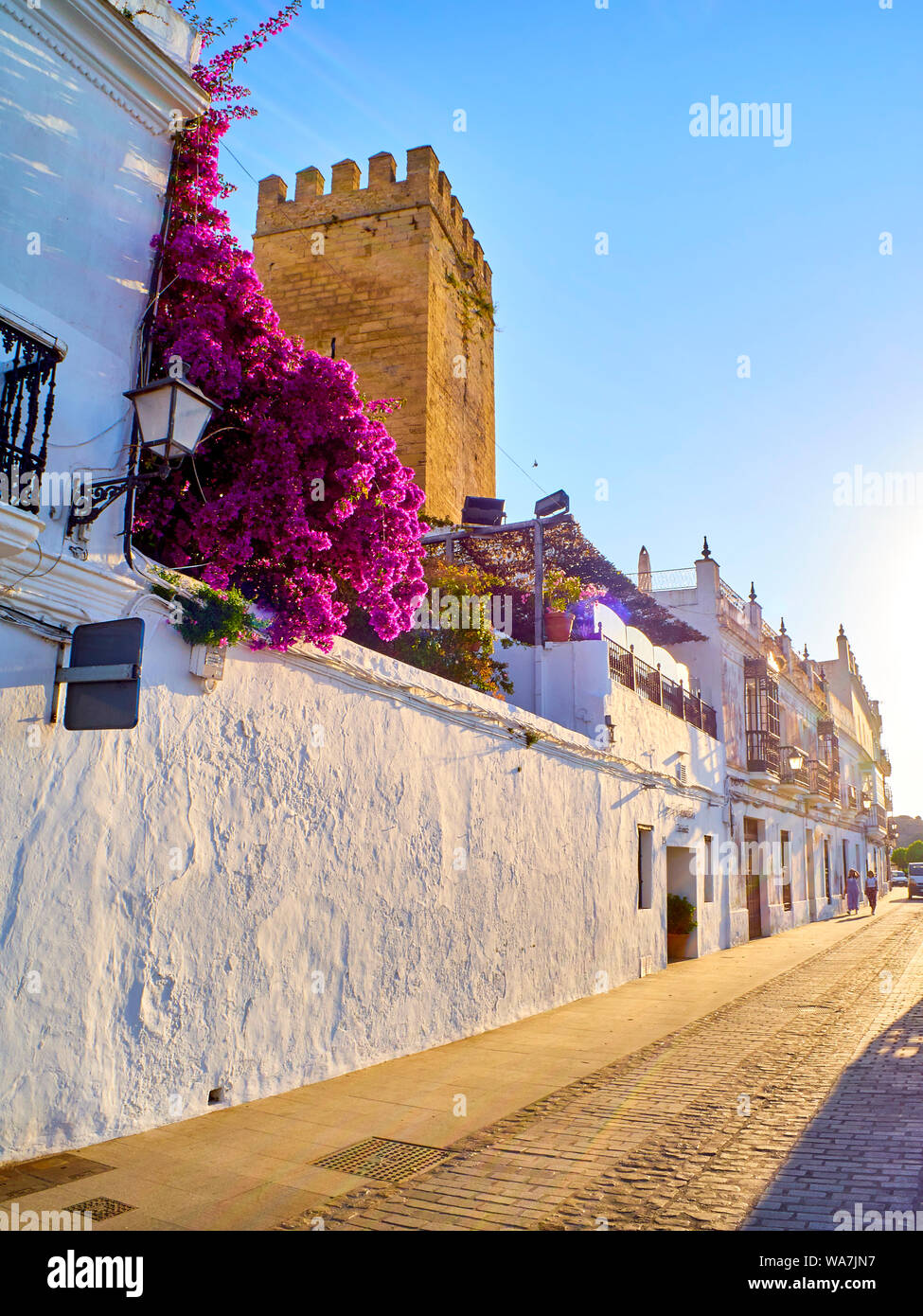 La Corredera walkway au coucher du soleil, une rue typique de murs blanchis à la chaux du centre-ville de Vejer de la Frontera, province de Cadiz, Andalousie, espagne. Banque D'Images