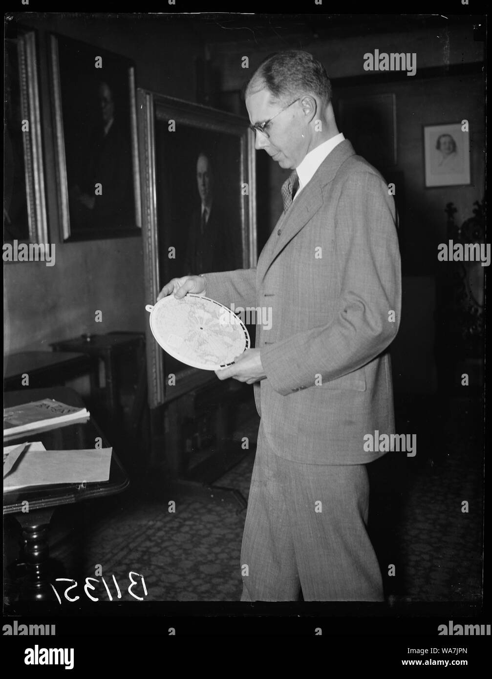 Temps automatique-Teller, Washington, D.C., le 3 octobre. Fatigué de la recherche par cartes et les horaires à chaque fois que quelqu'un dans le département d'État a voulu savoir quelle heure il était à Rio de Tombouctou, Samuel Boggs, géographe, le ministère a mis au point son propre temps automatique-Teller. C'est faisant tourner le disque-comme le graphique qui raconte en bref l'heure et du jour de la semaine dans toute partie du monde. Le monde tel qu'il aurait l'air du pôle nord est tracée sur le disque et ensuite divisé en zones heure Banque D'Images