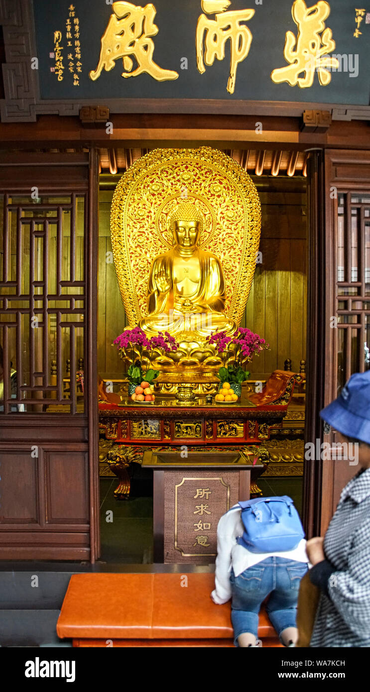 Une jeune femme adorant au Temple du Bouddha de Jade. Shanghai, Chine Banque D'Images