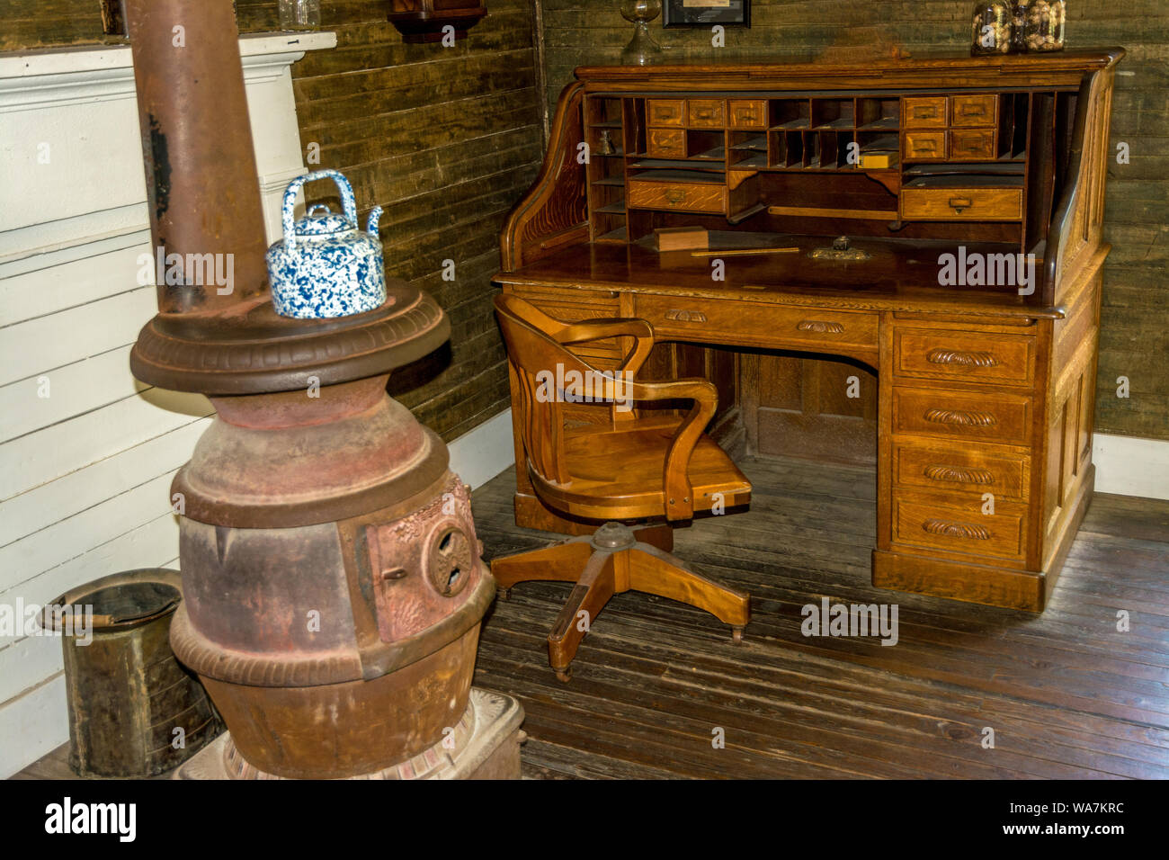 Bureau ancien avec une chaise de bois et cuisinière pour garder au chaud  Photo Stock - Alamy