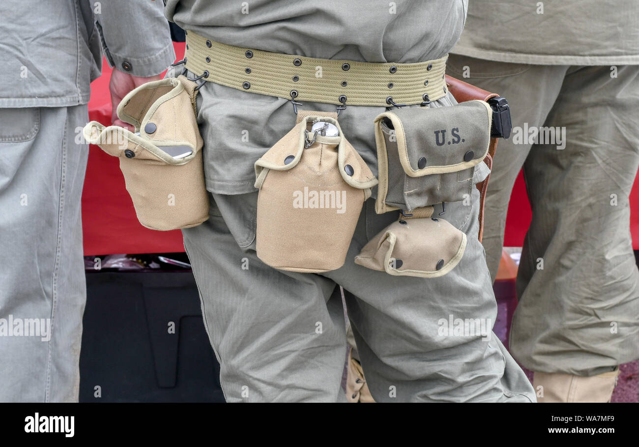 Un soldat d'une ceinture de sport avec d'importants outils accrochée à elle pour l'usage militaire dans le désert Banque D'Images