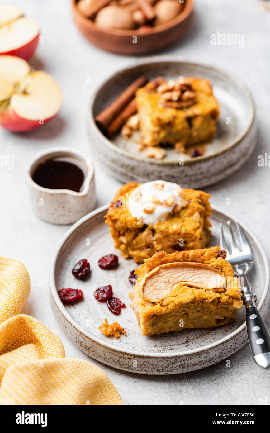 Potiron sucré cake aux noix, de la cannelle et de canneberges séchées coupées en carrés. Vue rapprochée. Nourriture de confort d'automne Banque D'Images