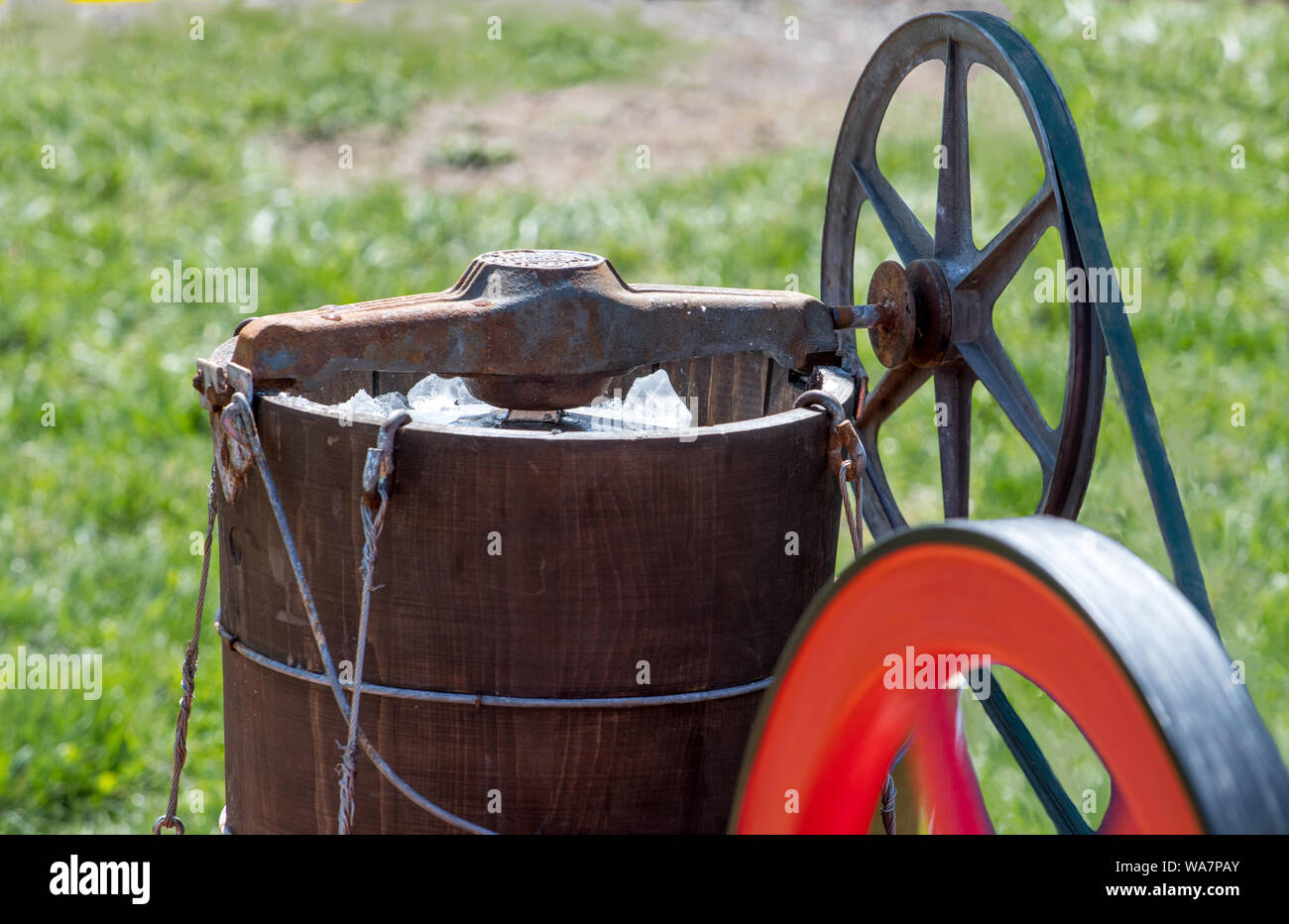 Une machine à l'ancienne sont utilisés pour prendre ce délicieux frosty froid traiter, mais qu'il soit entraîné par courroie par un moteur et la poulie gas powered ! Banque D'Images