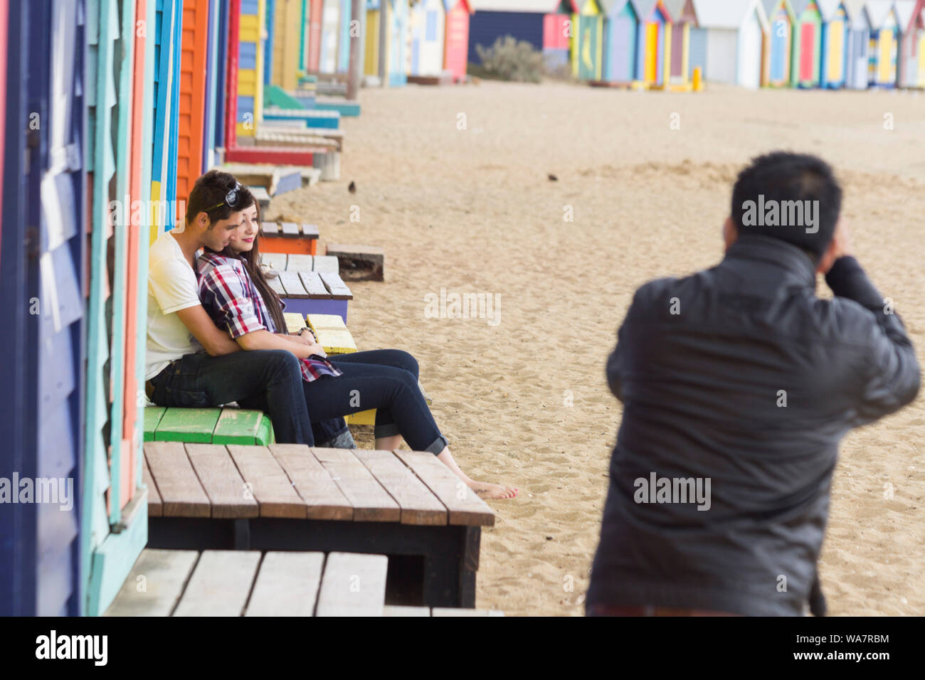 Melbourne, Australie. Les photographes professionnels sur la plage de Brighton en photographiant jeune couple, femme et homme. Banque D'Images