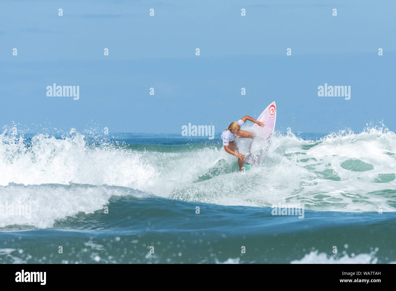 Lacanau France 08 17 19 Surfeur Francais Hina Maria Conradi A Lacanau Pro Qui A Celebre Son 40e Anniversaire En 19 Photo Stock Alamy Lacanau France 08 17 19 Surfeur Francais Hina Maria Conradi A Lacanau Pro Qui A Celebre Son 40e Anniversaire En 19 Photo Stock Alamy