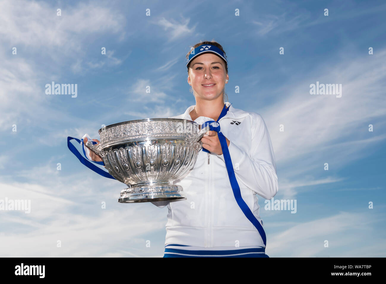 Belinda Bencic With Trophy Banque d'image et photos - Alamy