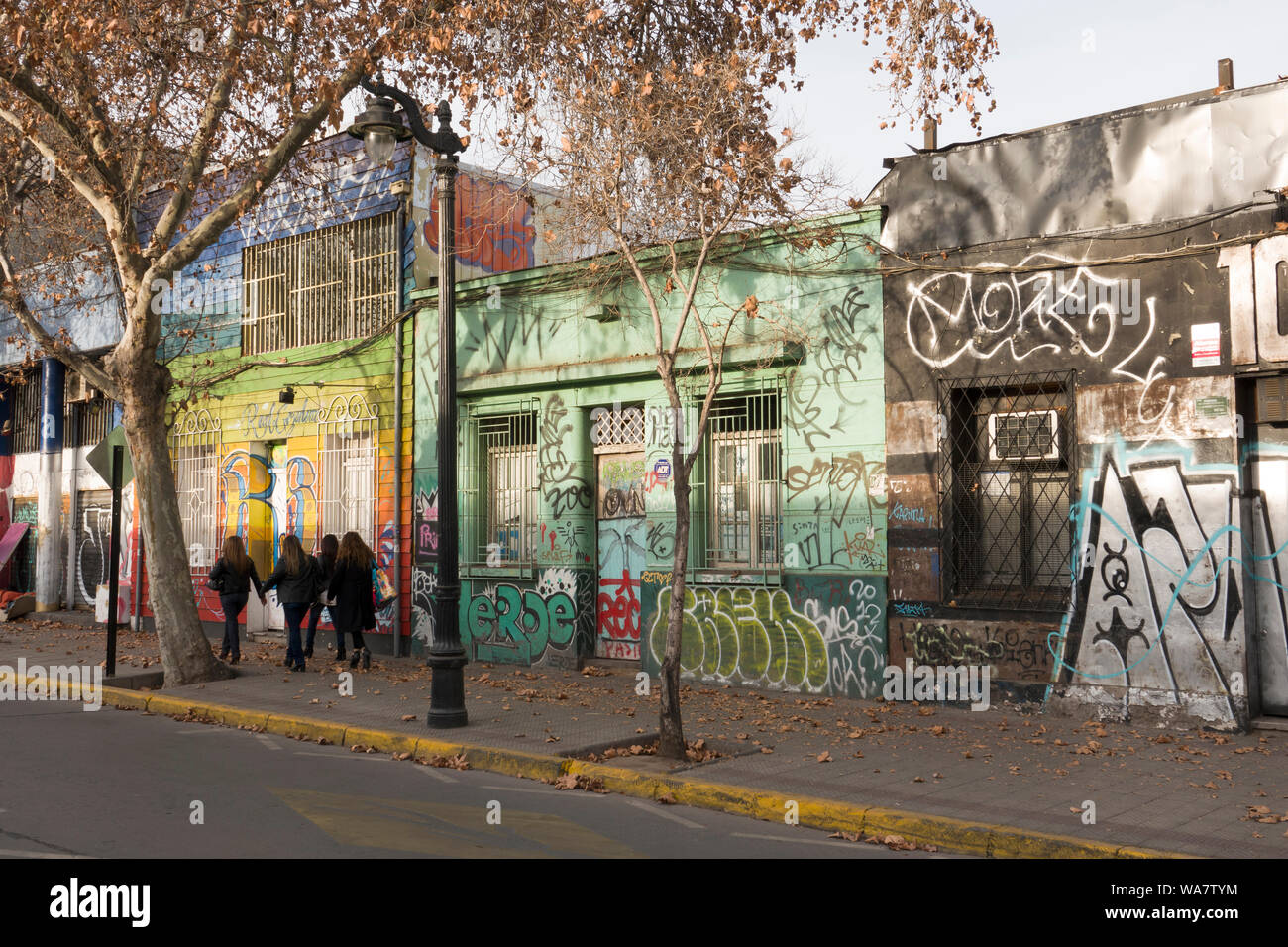 Scène de rue avec plusieurs peintures murales à Bellavista, Santiago, Chili Banque D'Images