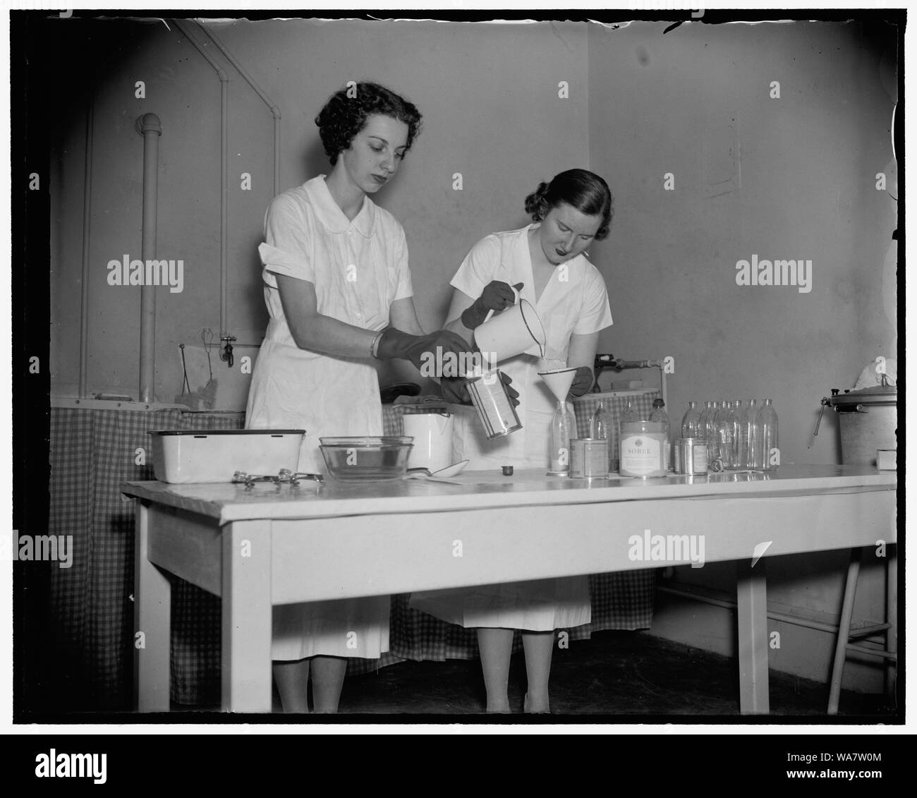 Baby Service, Inc., Washington, D.C., 14 août. Profitez de votre bébé, laissez-nous travailler pour lui est la devise d'un tout nouveau business vient de commencer ici par une femme qui regarde plutôt comme un bébé elle-même, si elle en a un, le propriétaire de l'entreprise est Mme John McGee, l'ex-Narcissa Sullivan, fille de Mark Sullivan, l'écrivain politique. Baby Service, Inc. va préparer et livrer des aliments pour bébé faite selon des formules spéciales, sterlize les bouteilles, d'assurer aux filles qui restent avec les enfants la nuit, acheter des fournitures, faire des layettes, ou rendre service, tous les besoins de bébé à l'échelle tous les prix à la bourse des clients. Banque D'Images