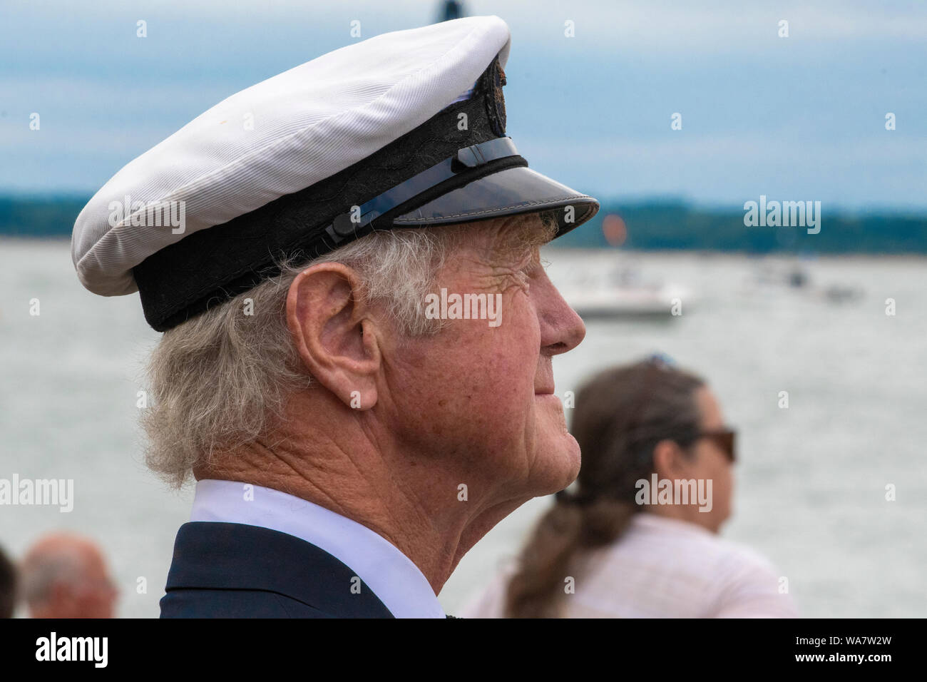 Vieux marin habillé avec élégance en regardant la course de yact pendant la régate de voile de la semaine des Cowes - Cowes, Isle of Wight, Angleterre, Royaume-Uni Banque D'Images