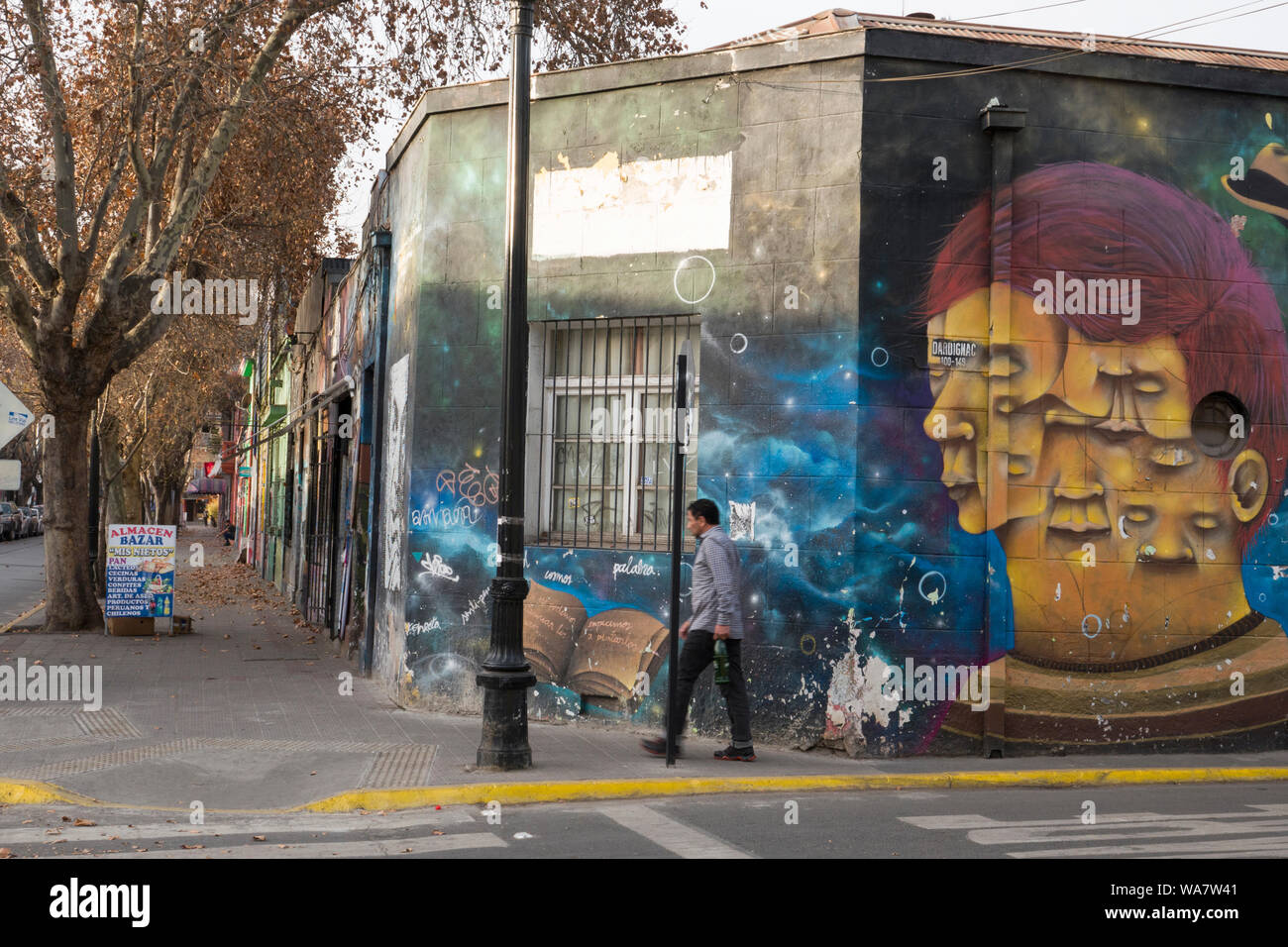 Scène de rue avec plusieurs peintures murales à Bellavista, Santiago, Chili Banque D'Images