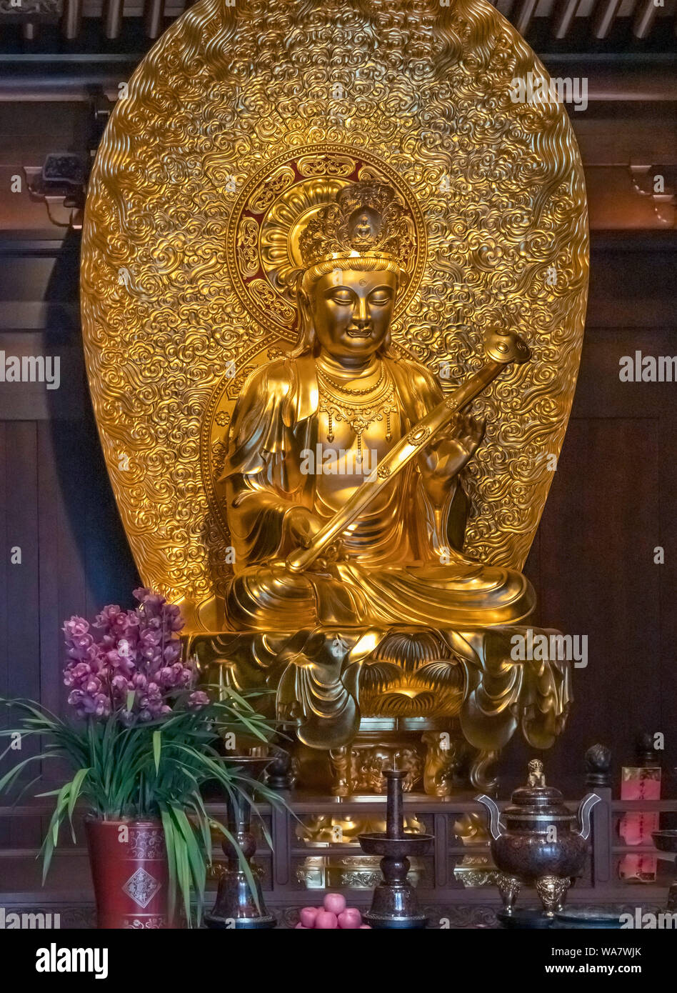 Statue d'un Bouddha en or dans le Temple du Bouddha de Jade, Shanghai, Chine Banque D'Images