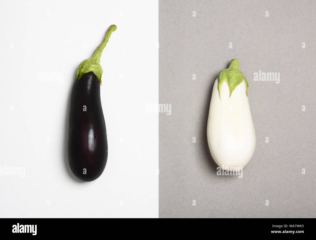 Sombre et aubergines blanches isolé sur fond duotone. Concept de différence. Banque D'Images