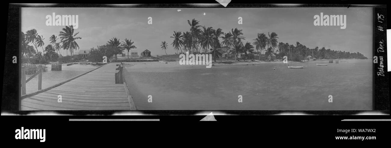 Bahamas dock, à la recherche, à l'ancre vers catboats Banque D'Images