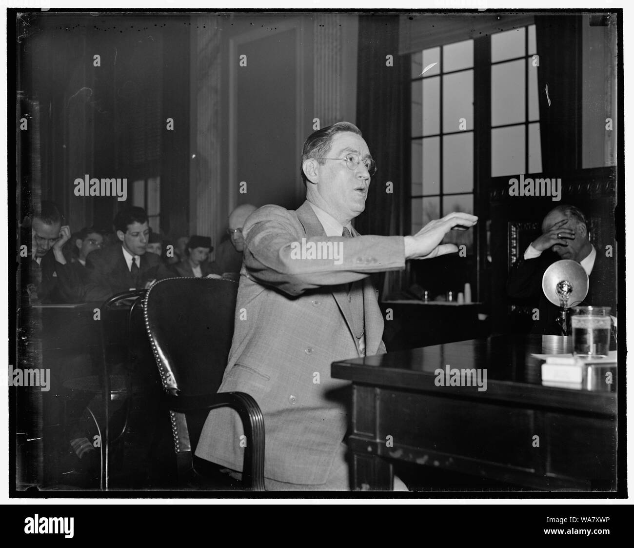 Battus pour leurs activités syndicales. Washington, D.C., le 18 mars. Données Personnelles témoignant devant la commission des libertés civiles aujourd'hui, John H. Dalrymple, Président de l'organisation des travailleurs du caoutchouc d'Amérique, les détails d'un passage à tabac administré à lui à Gadsen, Ala, en juin dernier, ce qui a entraîné son hopitalization pendant plusieurs semaines avec commotion du cerveau Banque D'Images