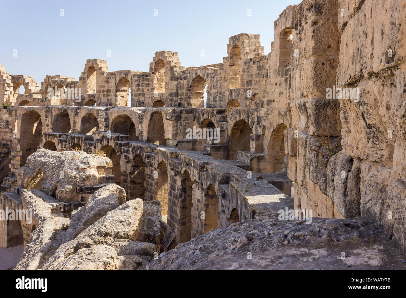 Ancien amphithéâtre Romain Impressionnant El Jem en Tunisie, l'Afrique, Site du patrimoine mondial, contre un ciel bleu clair Banque D'Images