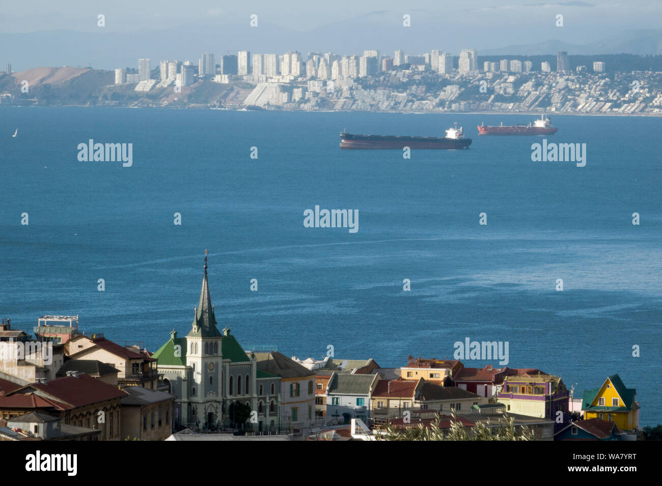 Bateaux ancrés en attente d'entrer dans le port de Valparaiso, Chili, Amérique du Sud Banque D'Images