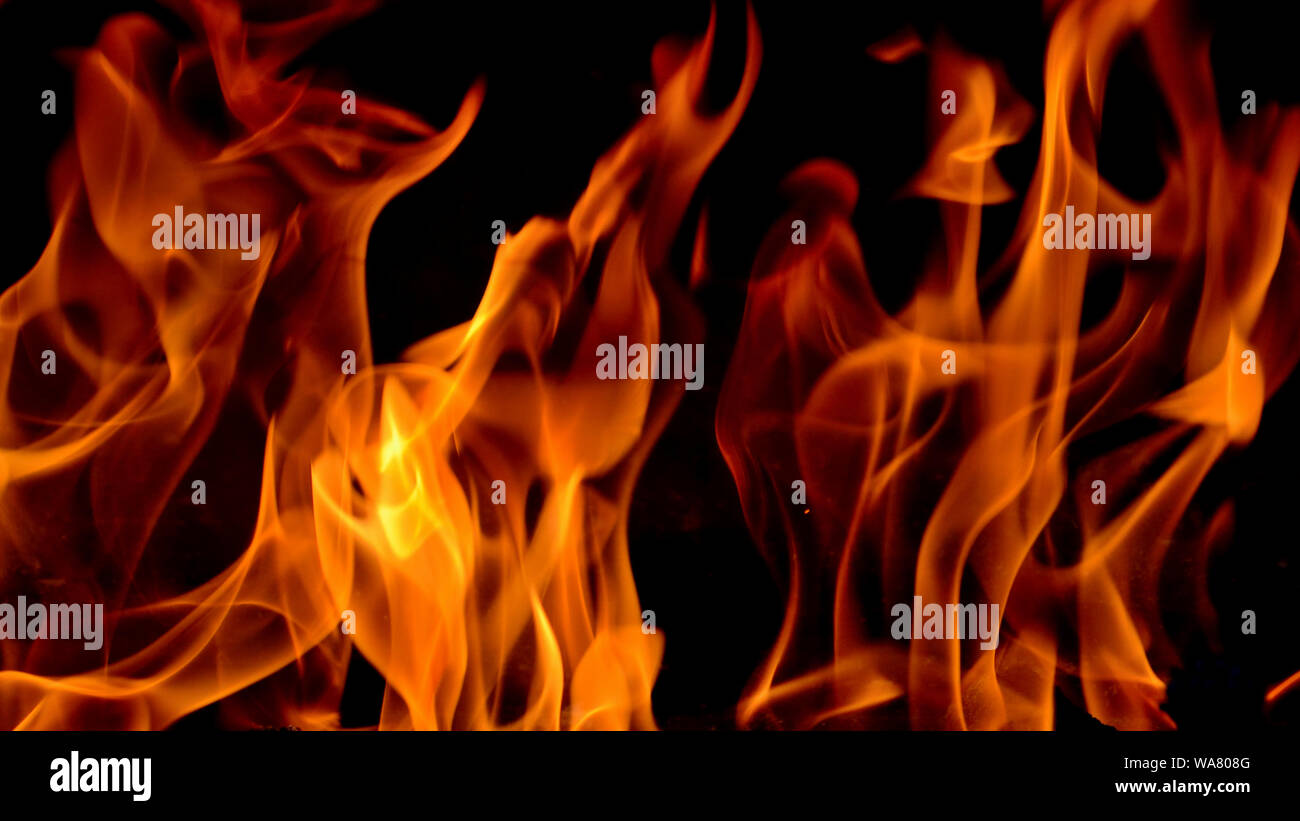 Feu flamme, la texture ou l'arrière-plan sur noir Banque D'Images