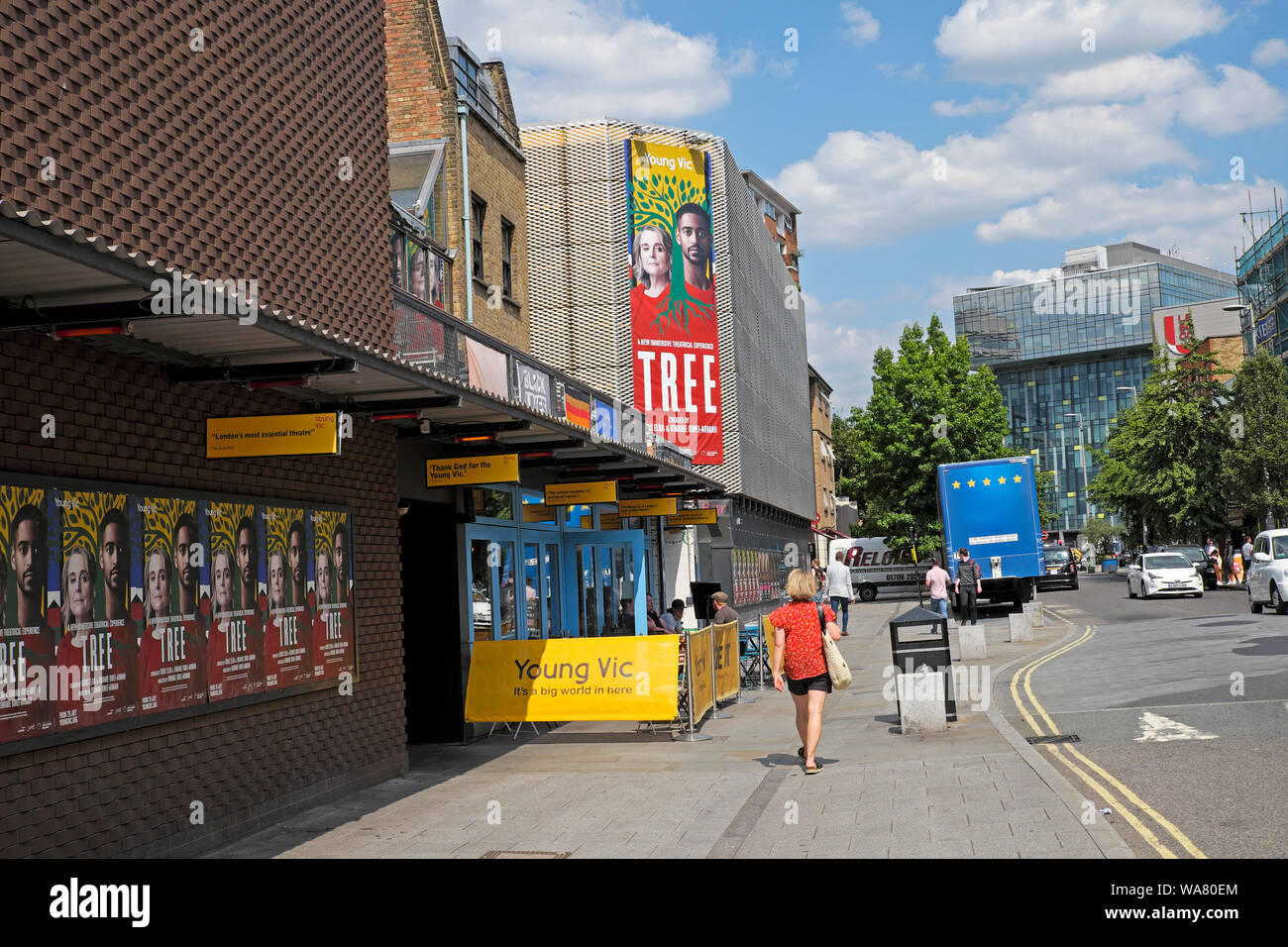Vue extérieure du Young Vic Theatre en juillet 2019 Lambeth avec billboard affiche de l'arbre à jouer dans le sud de Londres SE1 England UK KATHY DEWITT Banque D'Images