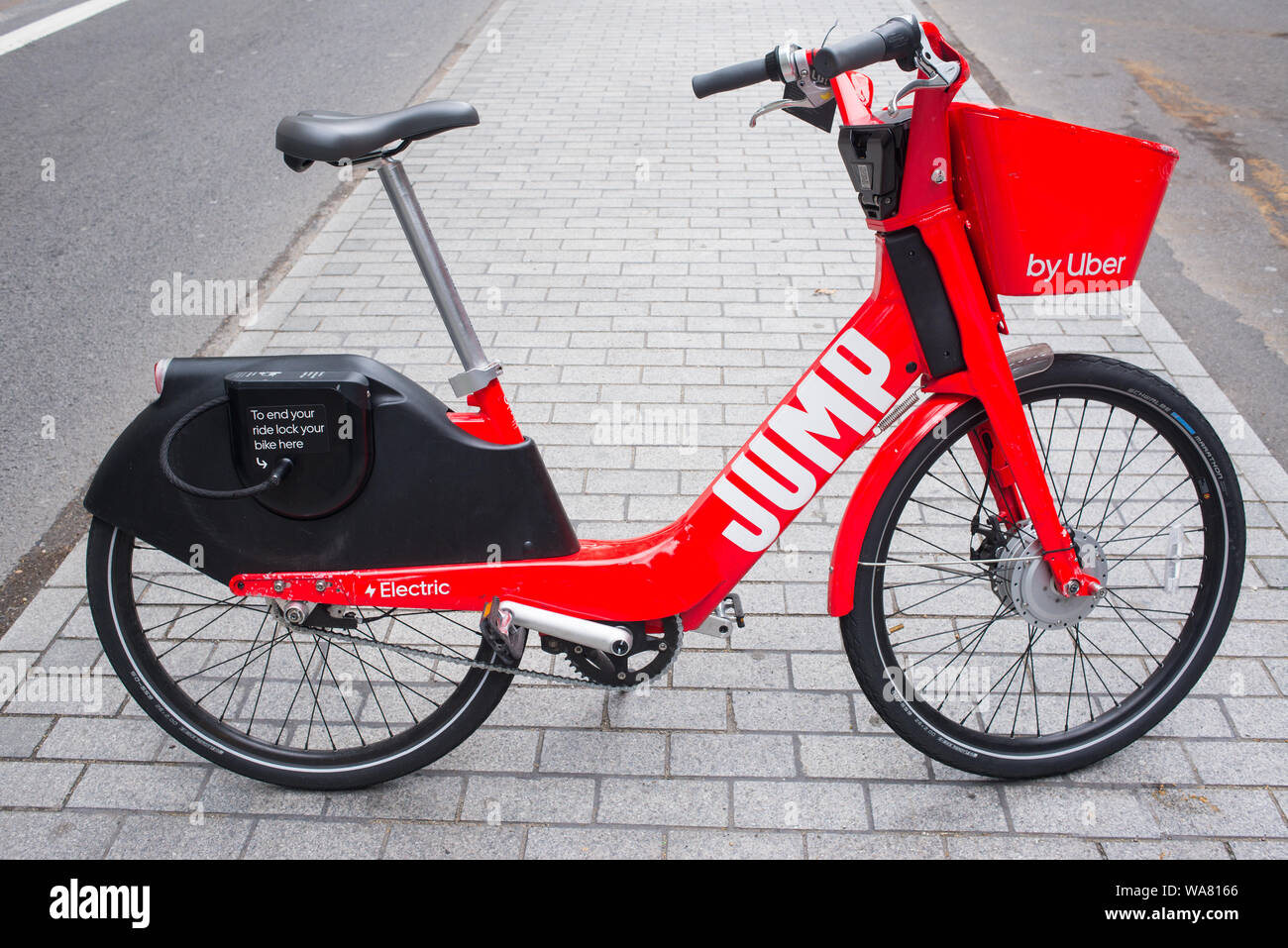 Londres, UK - Août 2019 : Dockless rouge saut vélo électrique exploité par Uber dans une rue dans le centre de Londres. Banque D'Images