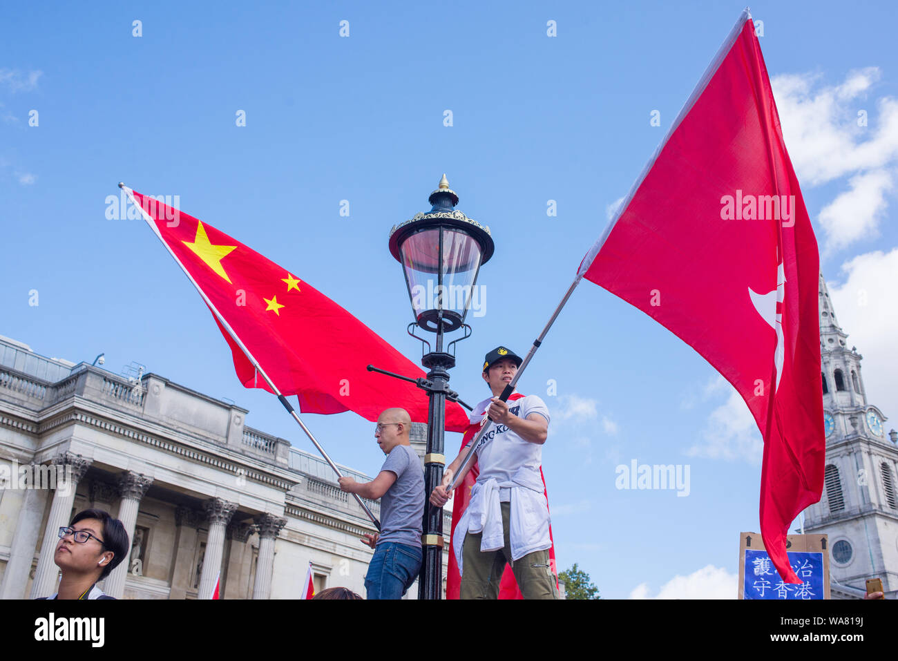Pro-China protestataires et partisans de Pékin mis en place d'une manifestation à Trafalgar Square, au centre de Londres, à soutenir la police et condamner la violence au cours des manifestations en cours à Hong Kong. Banque D'Images