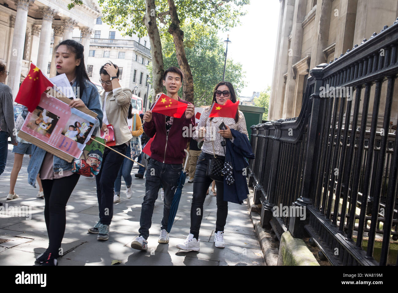 Pro-China protestataires et partisans de Pékin mis en place d'une manifestation à Trafalgar Square, au centre de Londres, à soutenir la police et condamner la violence au cours des manifestations en cours à Hong Kong. Banque D'Images