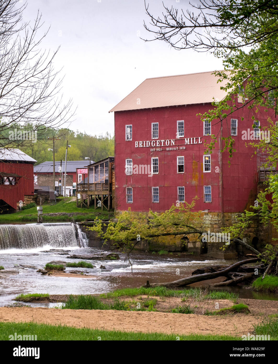 Bridgeton Indiana USA, 2 mai 2019, le vintage Bridgeton Mill se trouve dans cette ville de l'Indiana rural. Un ancien moulin à blé, c'est un monument de l'État et b Banque D'Images