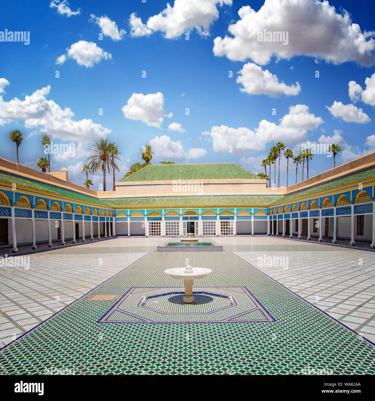 Courtyard at El Palais Bahia, Marrakech, Maroc. Au milieu sont de petites fontaines blanches Banque D'Images