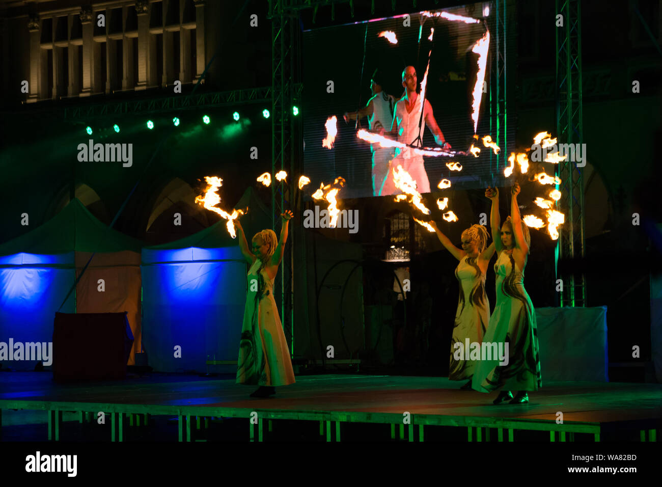 7 juillet 2019. L'Akt Akt Teatr (Théâtre) feu à la parade d'artistes jongleur (Parade) pendant 32e Festival de théâtre de rue ULICA Banque D'Images