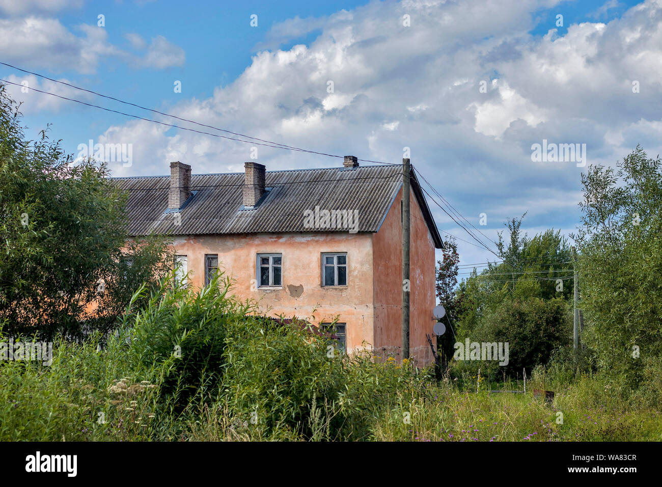 La Russie, le 16 août - DÉMIANSK, 2019, ancienne maison de deux étages de végétation avec des arbres Banque D'Images