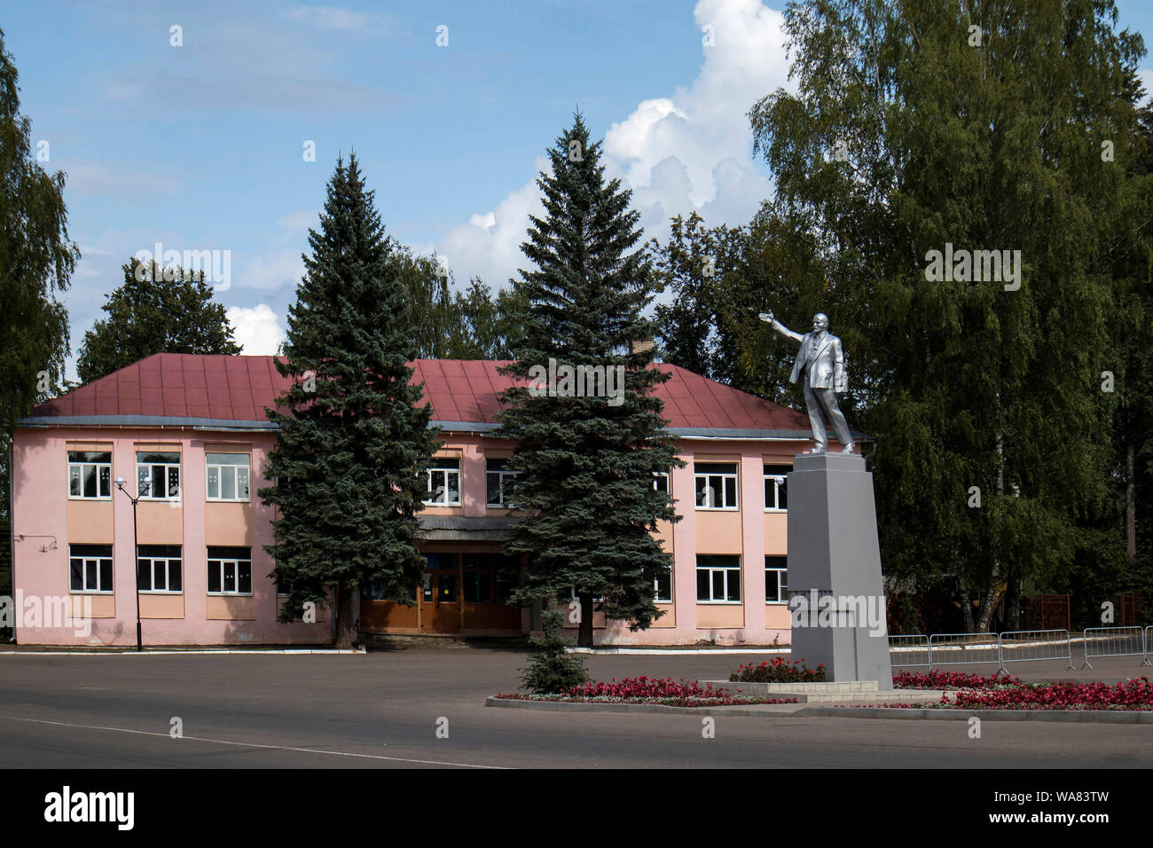 La Russie, le 16 août - DÉMIANSK, 2019, monument de Lénine sur la place principale Banque D'Images