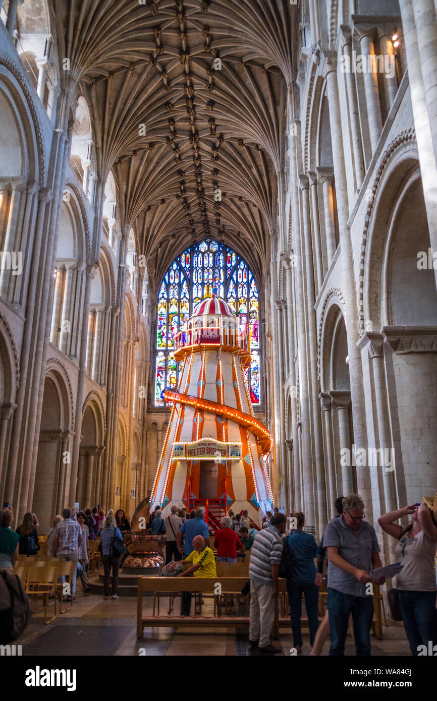 Un pêle-mêle dans la nef de cathédrale de Norwich. Une partie de la "voir les choses projet'. Banque D'Images