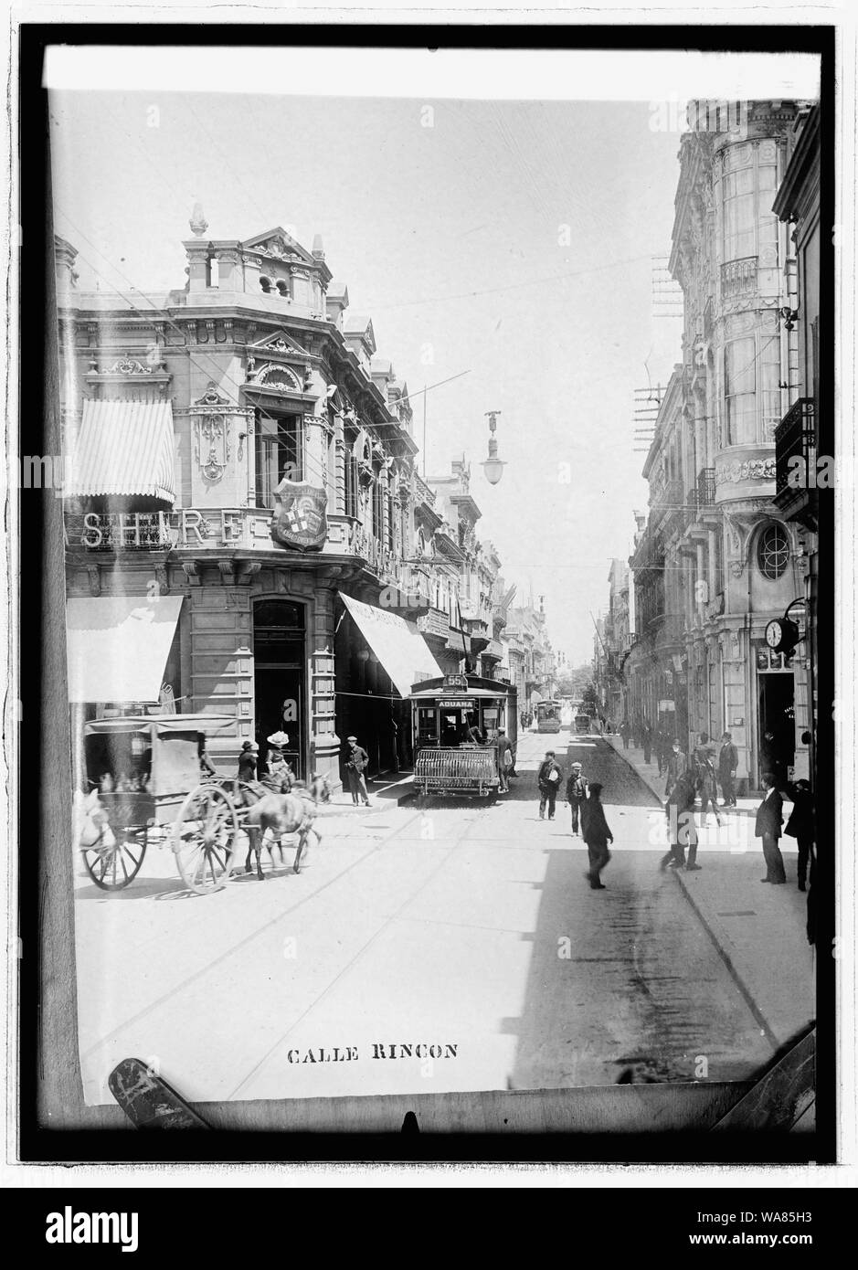 Rue d'affaires à Montevideo Banque D'Images
