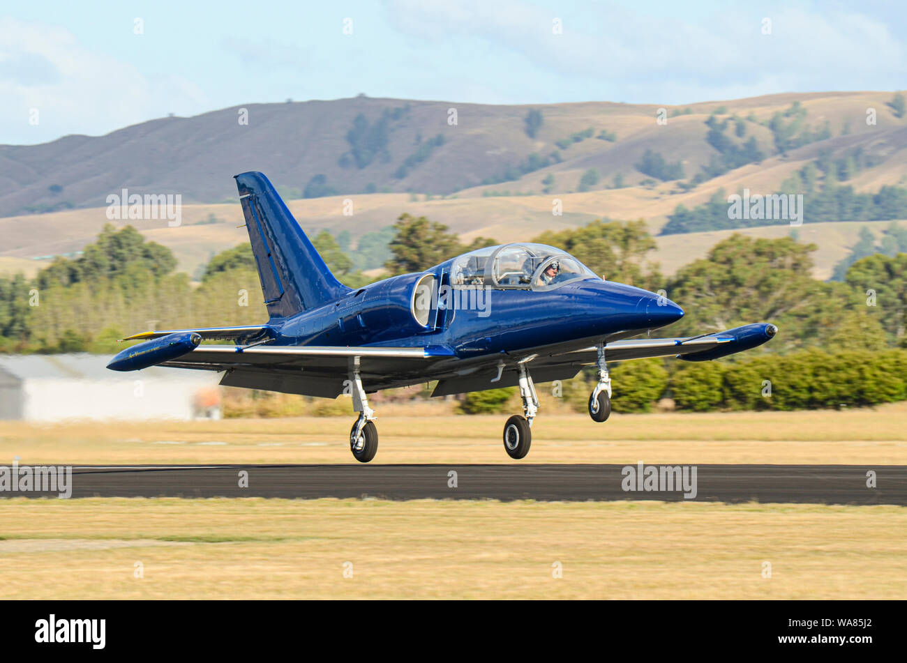 Aero L-39 Albatros jet trainer avion à ailes au-dessus de l'Aérodrome de capot, airshow Wairarapa, Masterton, Nouvelle-Zélande. Au décollage. Propriété privée jet classique Banque D'Images