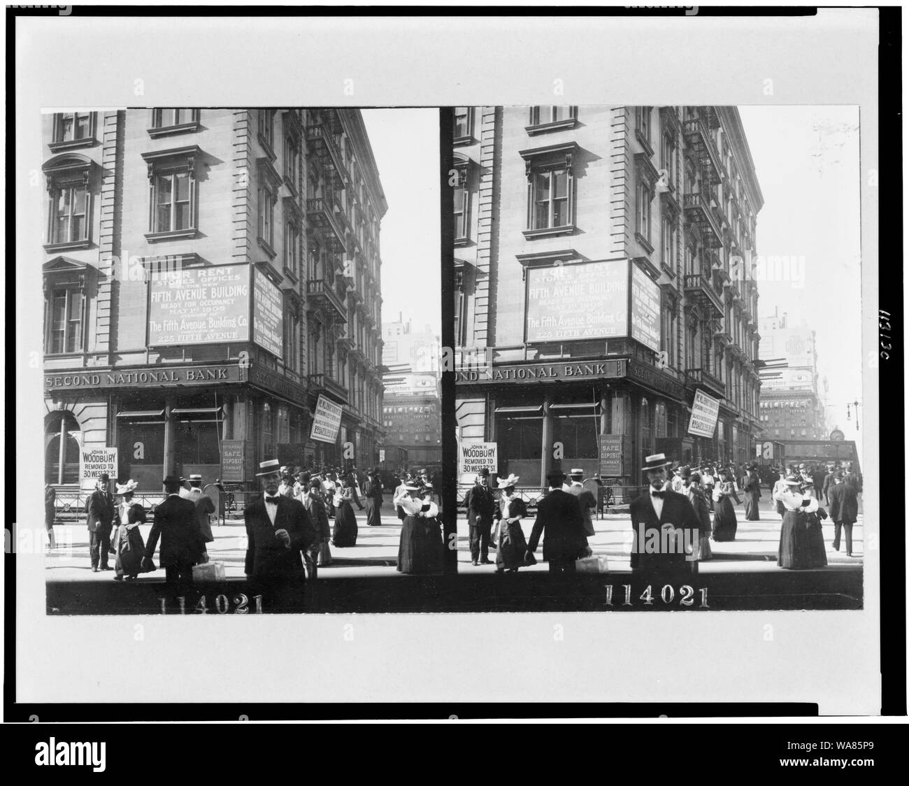 Occupé à coin de la Cinquième Avenue à New York City, près de deuxième Banque Nationale Banque D'Images