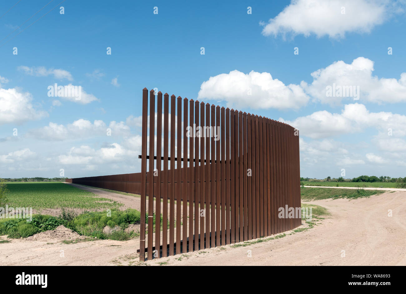 Il y a une lacune dans l'United States-Mexican border-barrière de sécurité. Il permet aux touristes américains de visiter la plantation de Rabb, partie de l'Sabal Palm Sanctuary le long du Rio Grande, Brownsville, Texas Banque D'Images