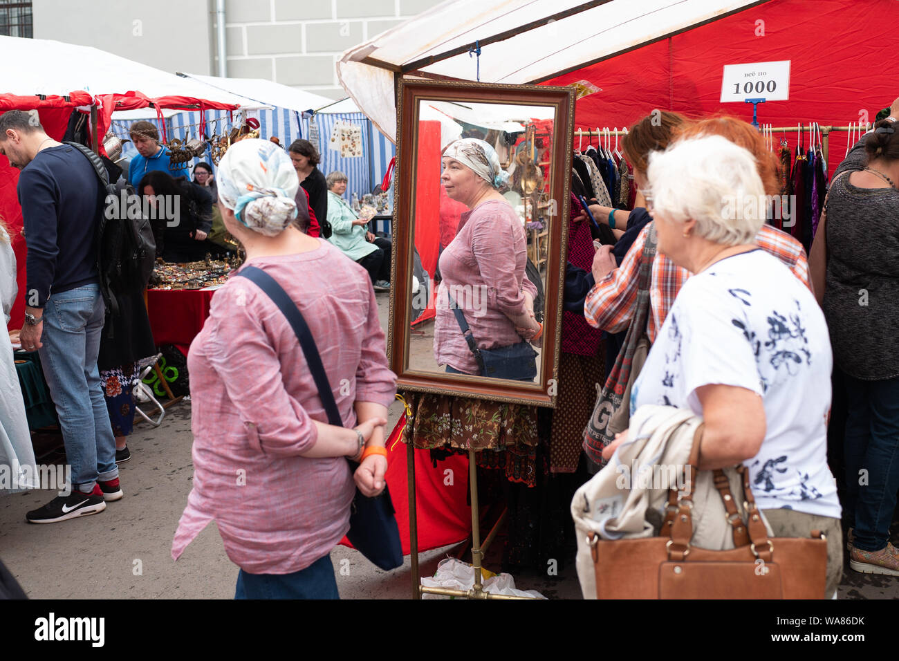 (190818) -- Moscou, 18 août 2019 (Xinhua) -- Les gens visitent un vintage fair de Moscou, Russie, le 18 août, 2019. (Xinhua/Bai Xueqi) Banque D'Images