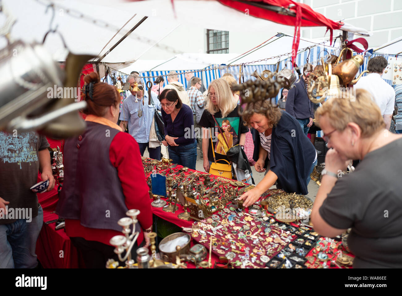 (190818) -- Moscou, 18 août 2019 (Xinhua) -- Les gens visitent un vintage fair de Moscou, Russie, le 18 août, 2019. (Xinhua/Bai Xueqi) Banque D'Images