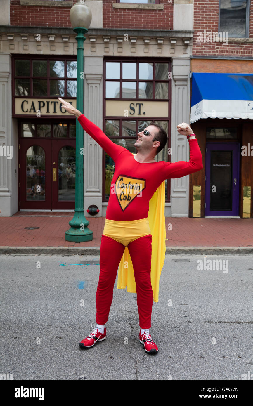 C&H l'entreprise de Taxi Cab Capitaine frappe une pose héroïque du Charleston, West Virginia, FestivALL Parade de l'Art, dans lequel les groupes de théâtre, des artistes, danseurs, artistes de rue, les voitures d'art, la musique et les décideurs des organisations locales défilé dans Capitol Street. L'un des taxis de la compagnie a été l'un des entrants dans la parade's art-car la concurrence, l'appellent par conception. Même le répertoire de la Virginie de l'Ouest les chauffeurs de taxi répertorie cet homme comme capitaine Cab et aucun autre nom Banque D'Images