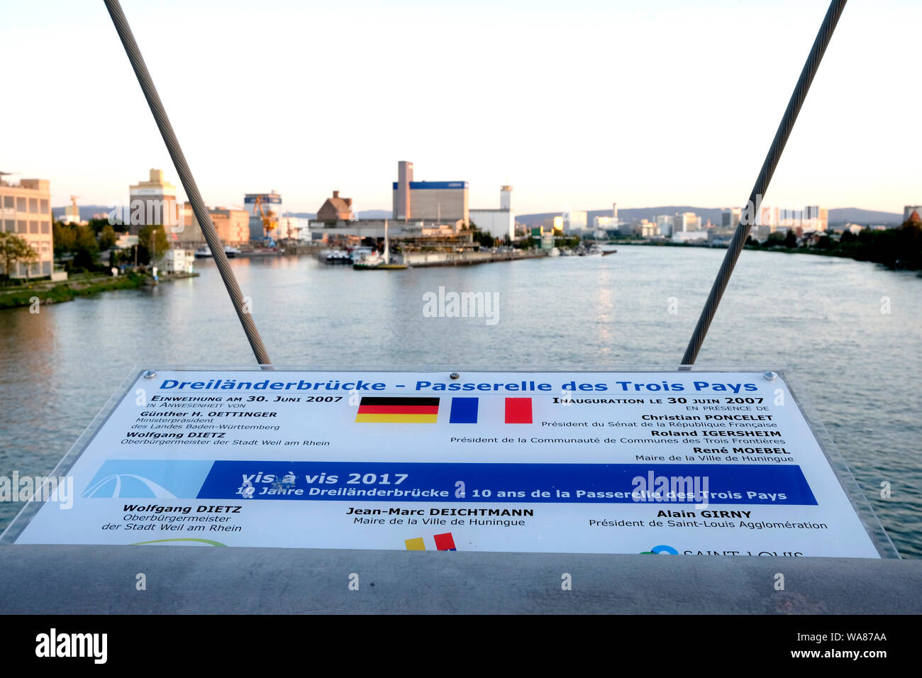 Une vue sur les trois pays forme Dreilandereck bridge, le tripoint où les frontières de la France, l'Allemagne et la Suisse. Banque D'Images