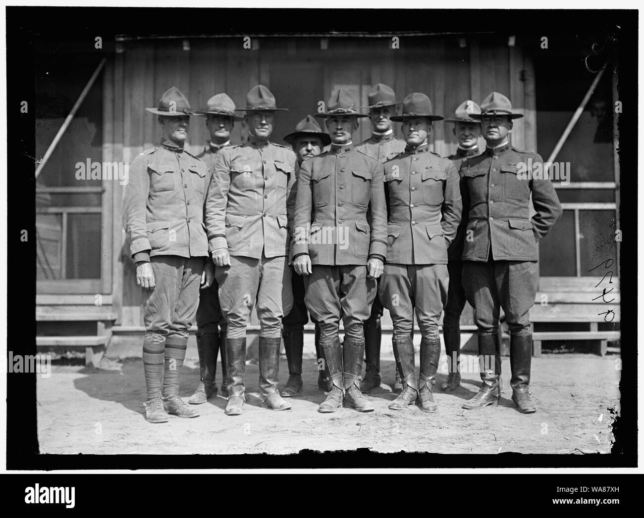 CAMP MEADE # 1 GÉNÉRAL KUHN ET LE PERSONNEL. A l'avant : COL. HUNTINGTON ; LT. Le COL. TENNEY ROSS ; KUHN ; LT. Le COL. JOHN J. MAYES ; COL. SAMUEL F. TALBOTT. Arrière : LE MAJ. CHARLES B. Morse ; COL. F.R. TATE Banque D'Images