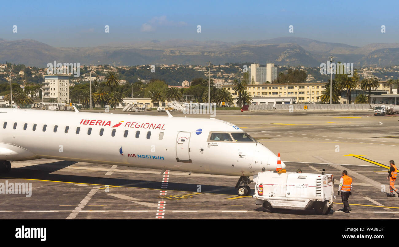 CANNES, FRANCE - Avril 2019 : Iberia regional jet de banlieue exploités par Air Nostrum à l'aéroport de Nice. Banque D'Images