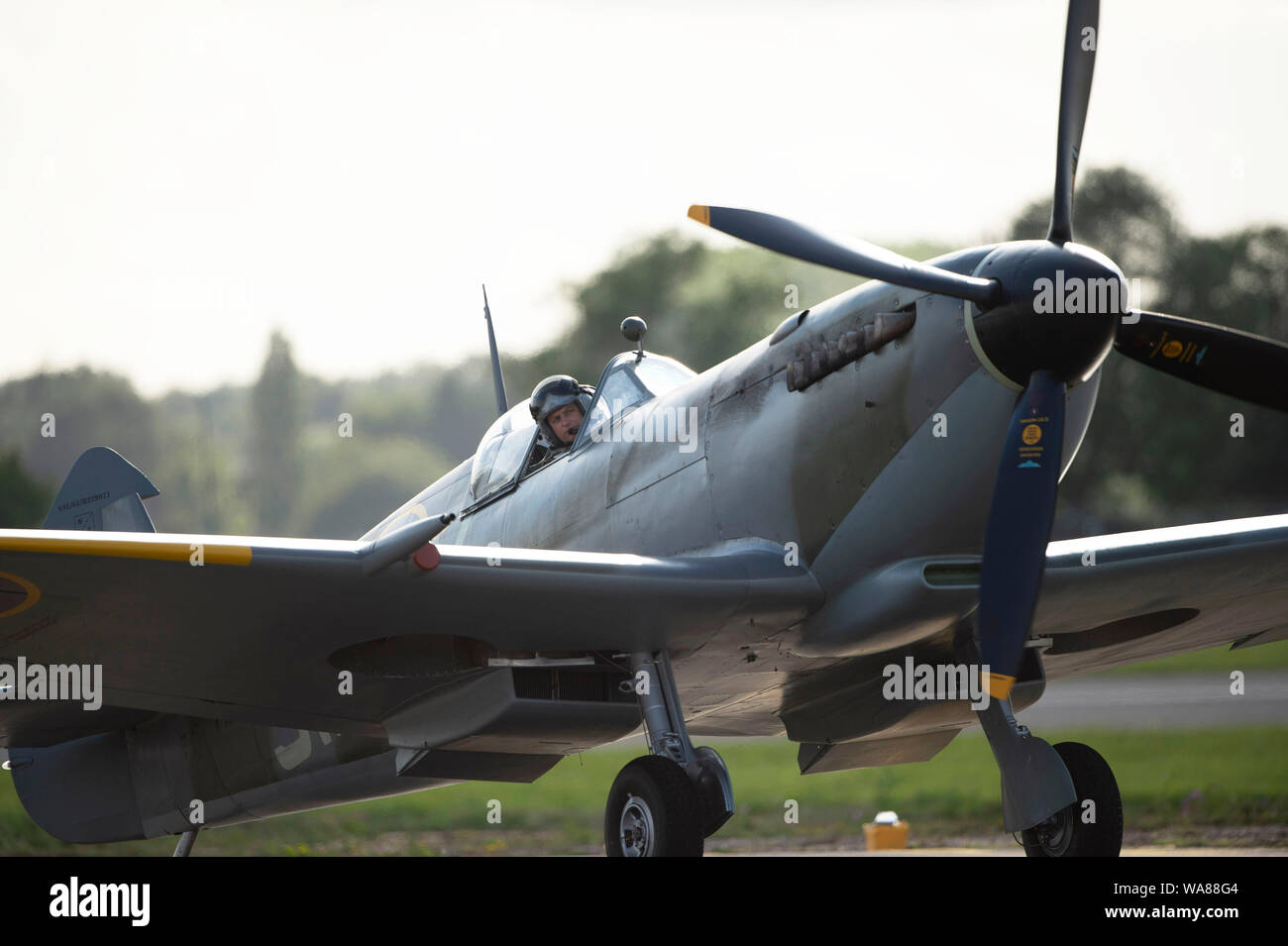 Le pilote de l'un de deux Spitfire accueille la foule des taxis sur la piste lors de la deuxième journée du Festival de vol à l'aéroport de Biggin Hill, Biggin Hill, Bromley. Banque D'Images