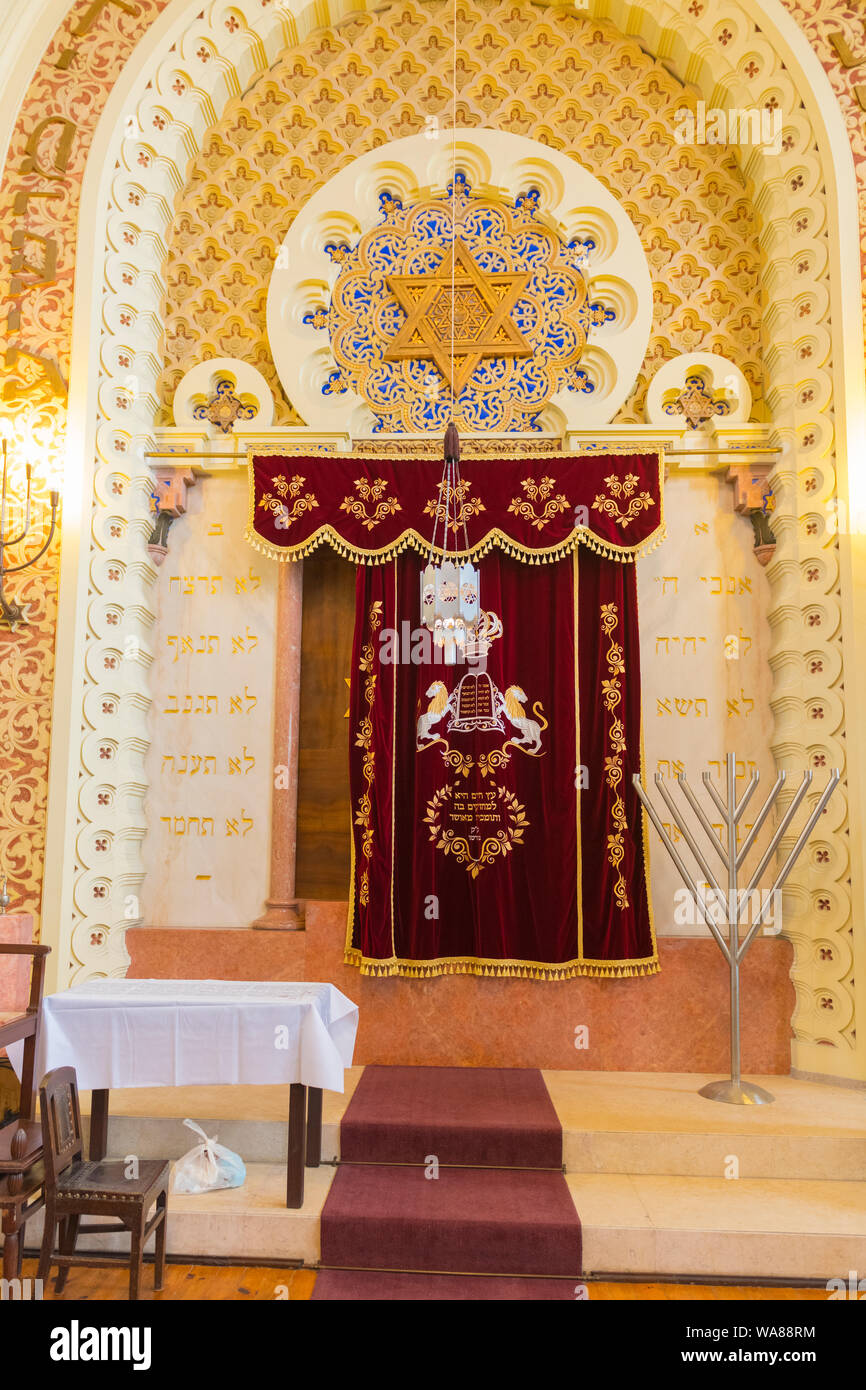 Portugal Porto Porto en plus grande synagogue d'Iberia construit 1938 par maintenant seulement 150 membres intérieur minimaliste moderne contemporain bimah arche menorah Banque D'Images