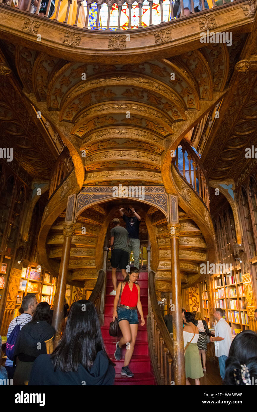 Portugal Porto Porto Livraria Lello librairie célèbre Harry Potter Philosophers Stone fame néo-gothique de 1906 touristes Livraria Lello Livraria Chardron Banque D'Images