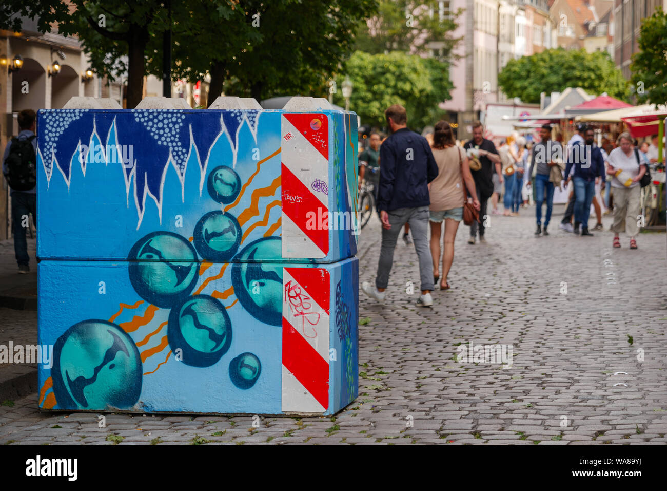 Graffitis colorés peints sur des bornes de béton ou blocs de barrières pour protéger des attaques terroristes, situé à Vieille ville entre Burgplatz et Marktplatz. Banque D'Images