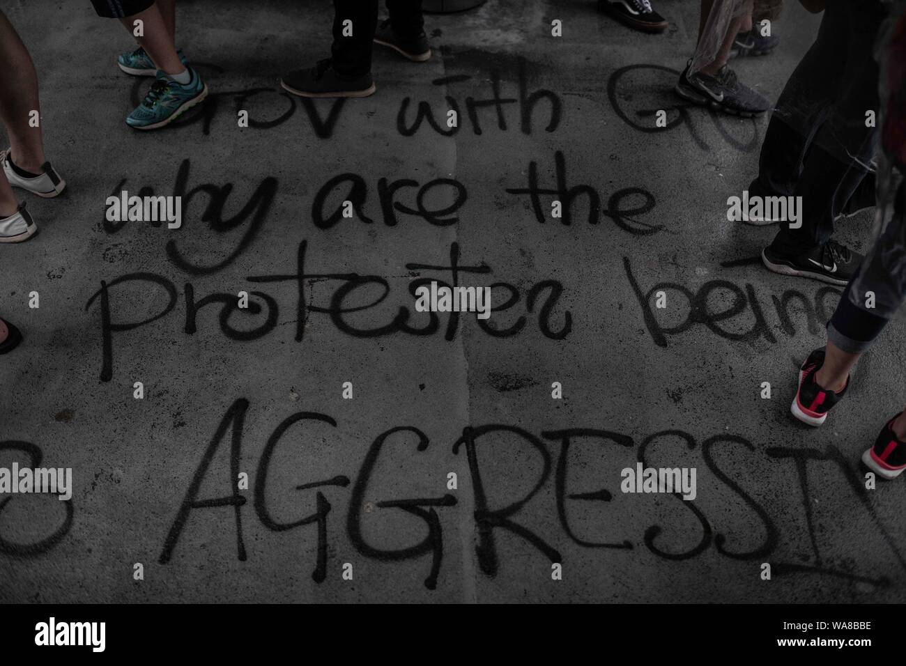 Le Graffiti avec un message anti-violence à la passerelle chaussée pendant la démonstration.Les manifestants sont descendus dans la rue sur un dimanche pluvieux dans une manifestation pro-démocratie sur l'île de Hong Kong, ils exigent le retrait complet de la loi sur l'extradition et le gouvernement à mettre en place une enquête indépendante sur les récents affrontements entre manifestants et policiers - Les organisateurs ont déclaré que c'était le plus grand rassemblement au cours de la semaine. Banque D'Images