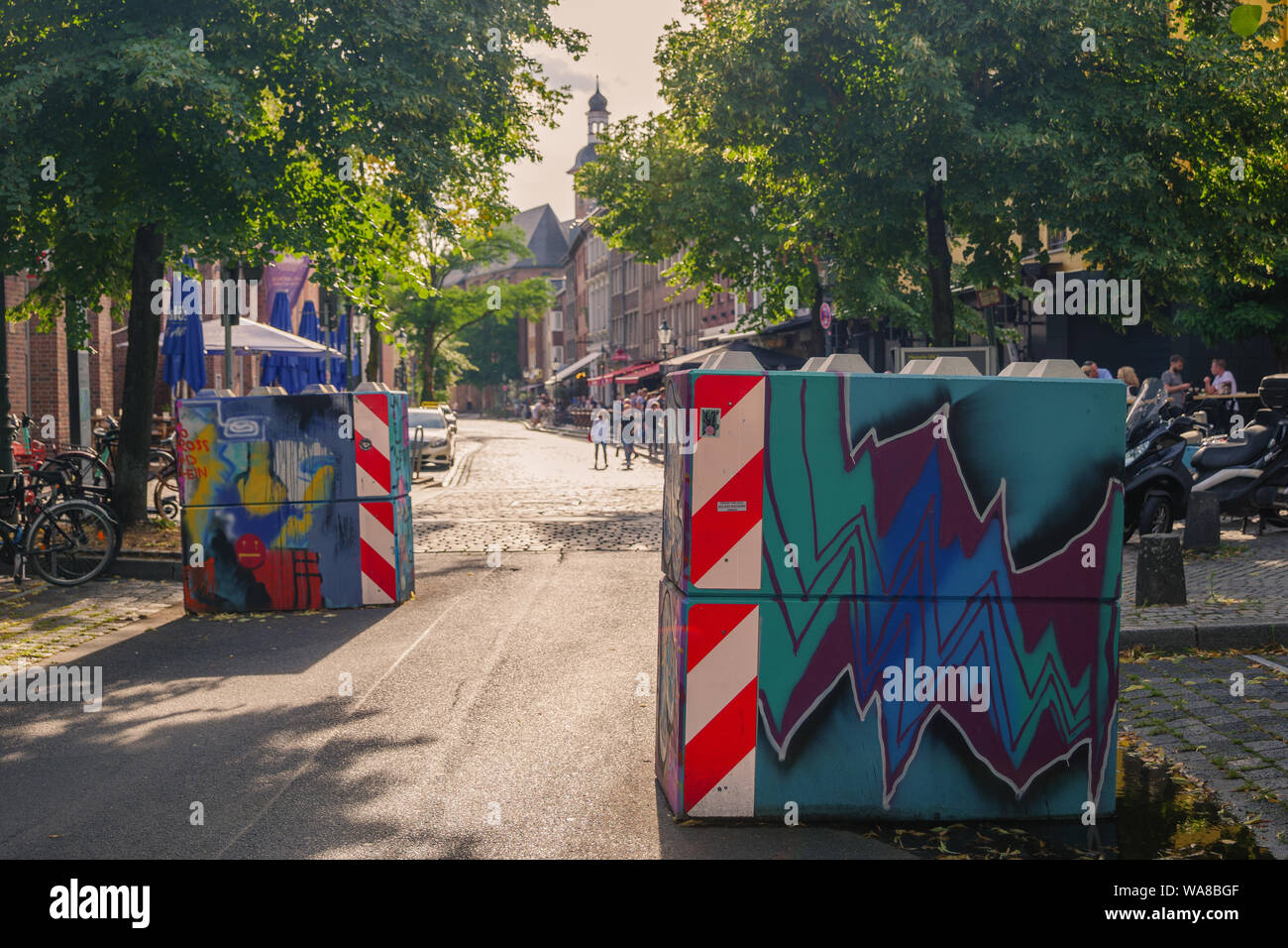 Béton coloré ou blocs de bornes barrières pour protéger des attaques terroristes, situé à Ratinger Strasse à Düsseldorf, Allemagne. Banque D'Images