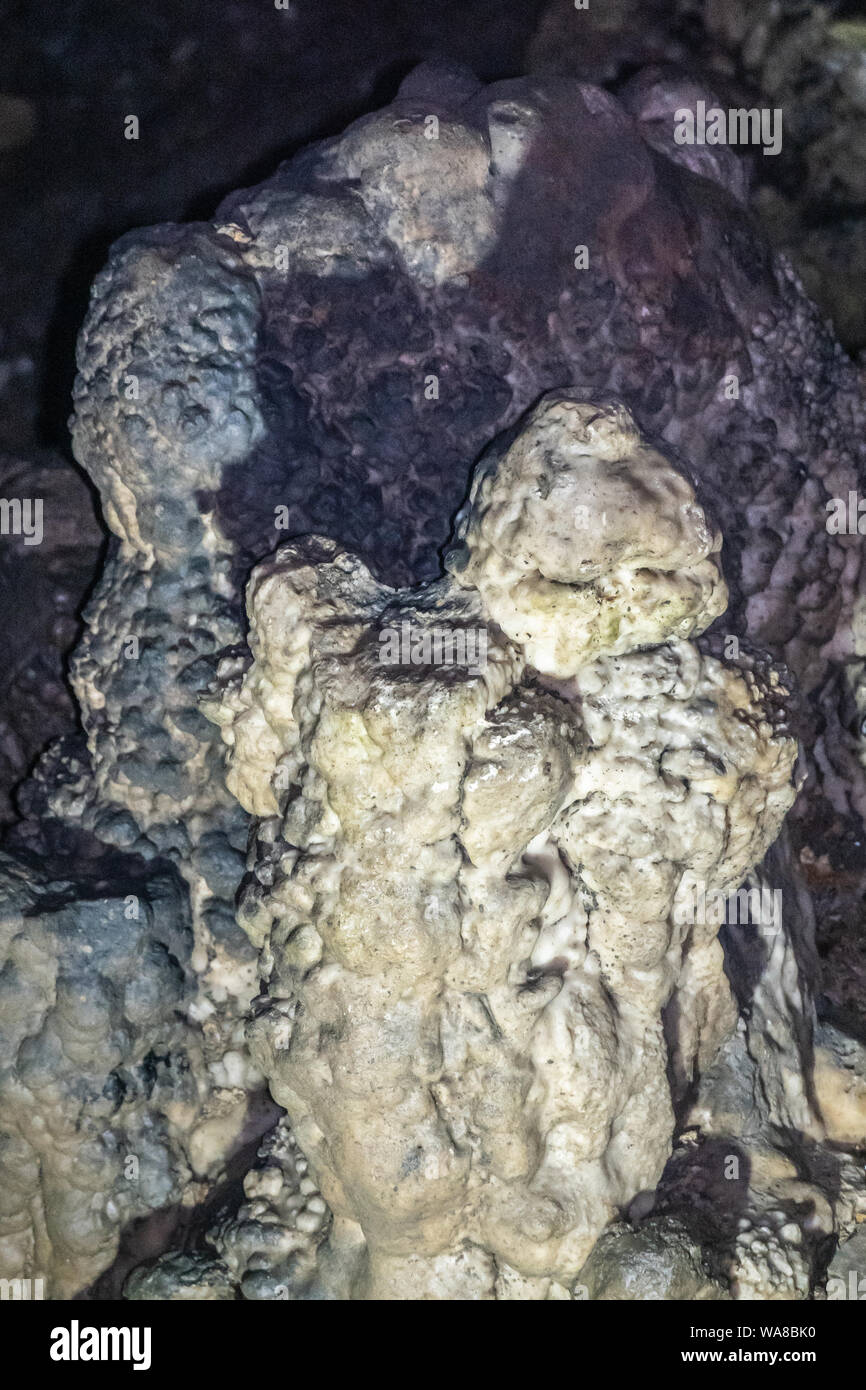 Han-sur-Lesse, Belgique - 25 juin 2019 : Grottes-de-Han 33 36. de photos de souterrains de stalagmites et stalactites dans différentes formes et couleurs t Banque D'Images