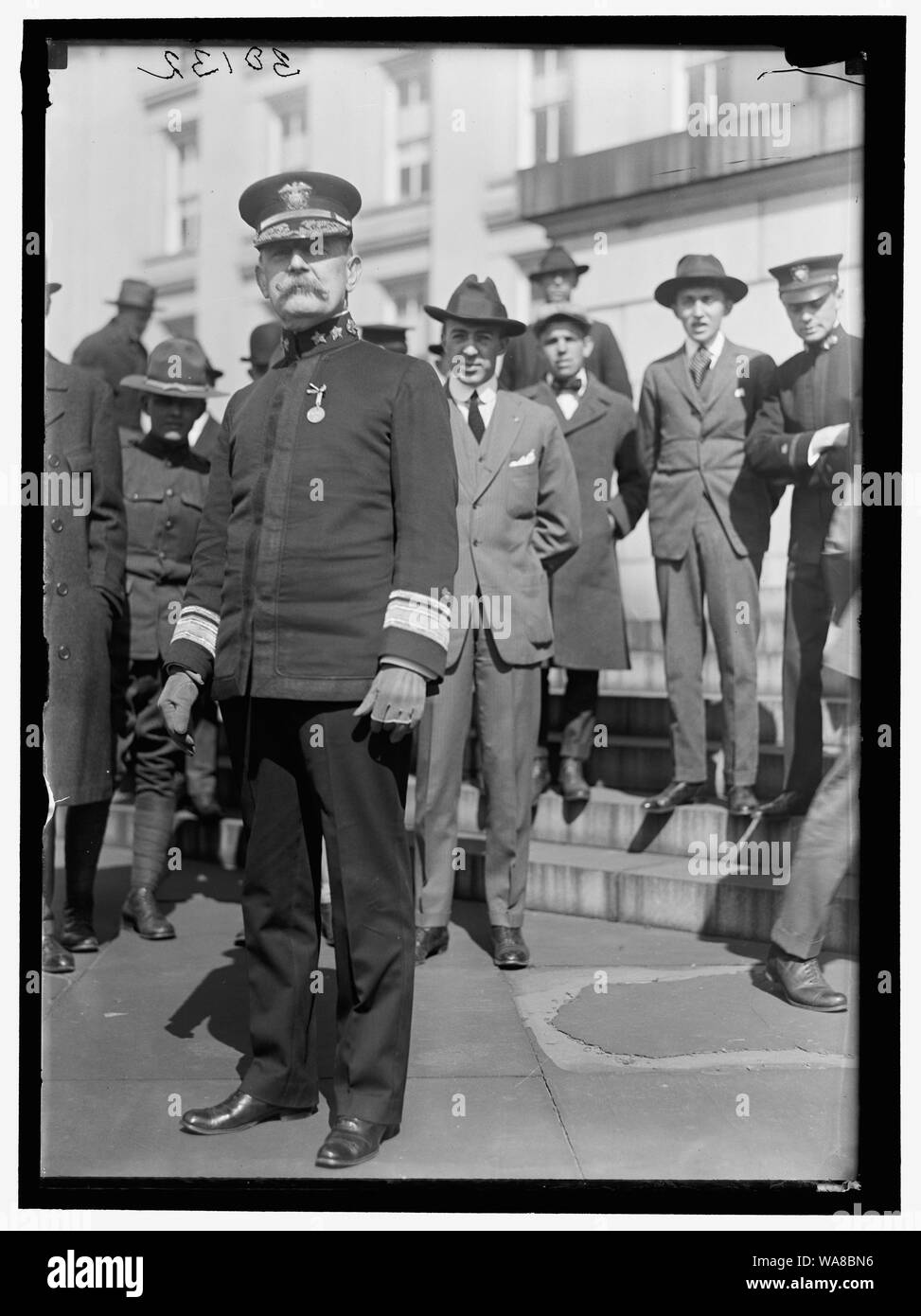 Peignes, amiral. U.S.N. L'épinglage VERRE SECRÉTAIRE MÉDAILLE SUR L'AMIRAL COMBS Banque D'Images