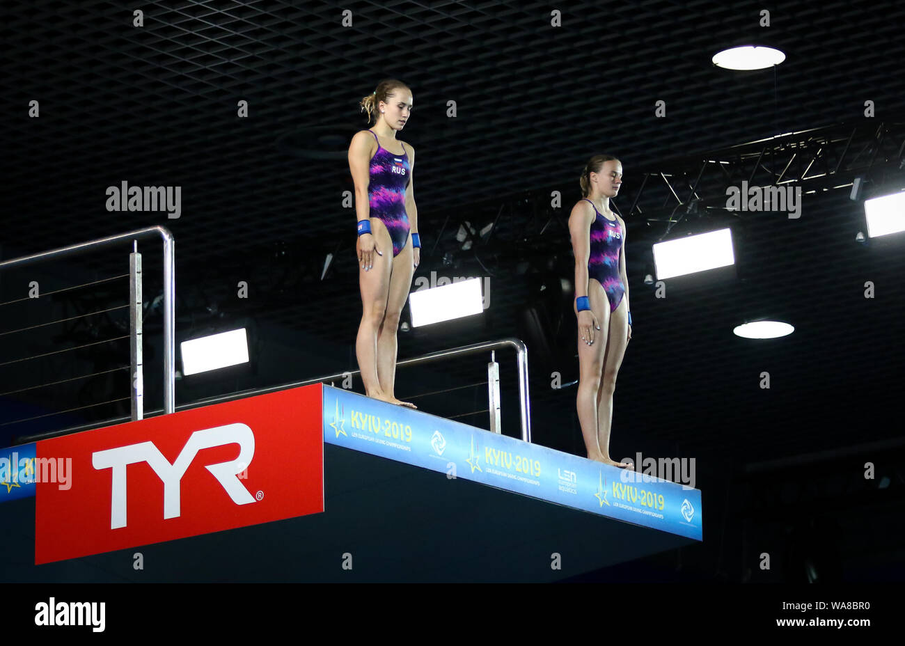 Kiev, UKRAINE - 7 août 2019 : TIMOSHININA et Ekaterina BELIAEVA Iuliia de Russie préparation de plongée au cours de Womens 10m synchro Finale du Championnat Européen 2019 Plongée à Kiev, Ukraine Banque D'Images